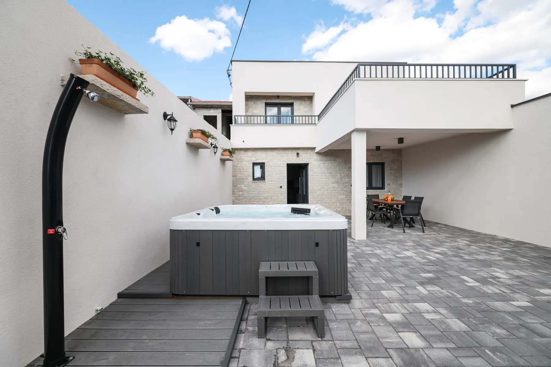 Vrt i jacuzzi